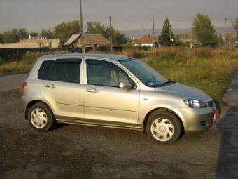 2002 Mazda Demio Photos