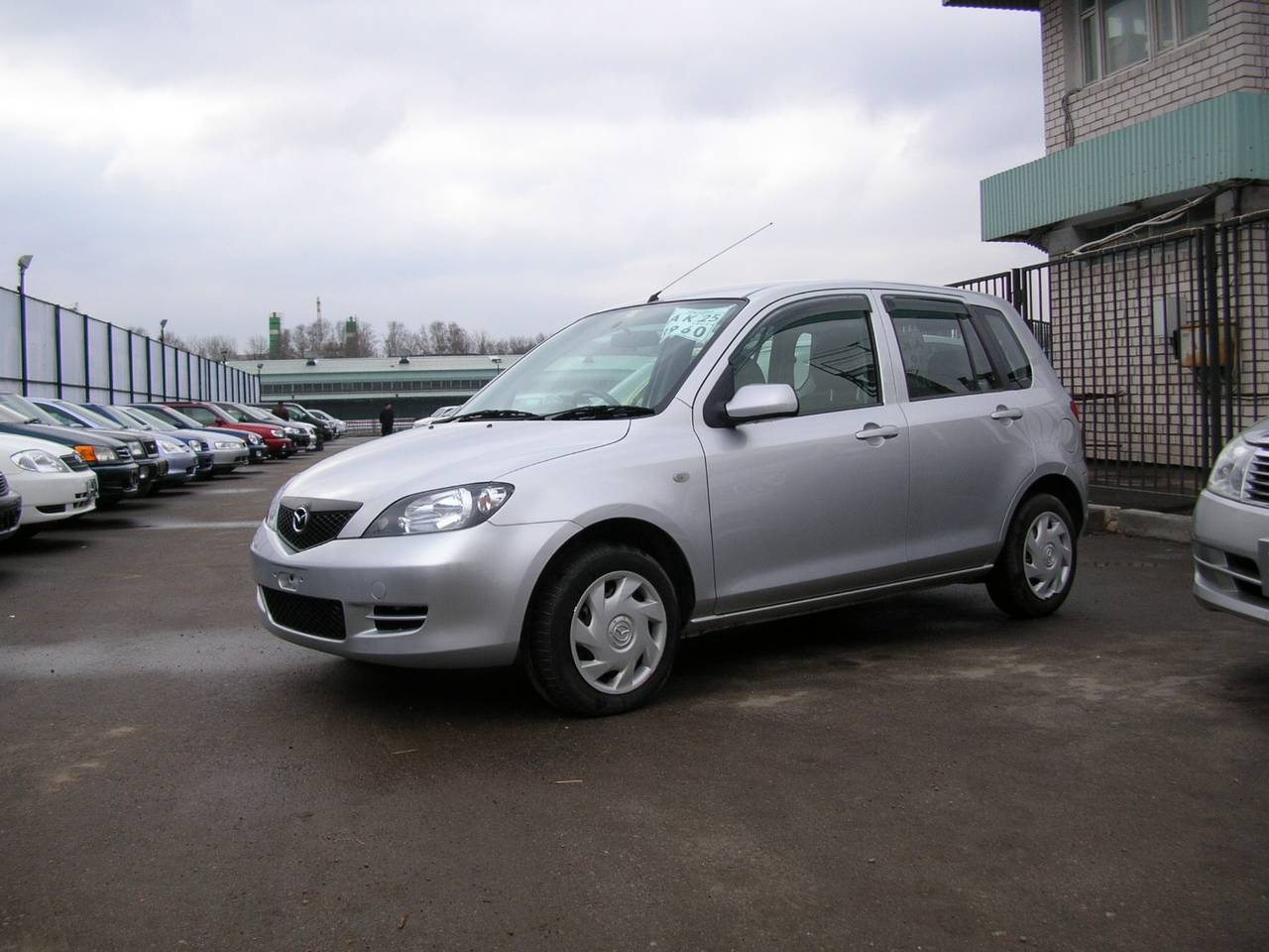 2003 Mazda Demio Photos