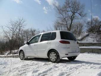 2003 Mazda Demio Pictures