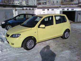 2003 Mazda Demio Pictures