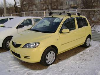 2003 Mazda Demio Photos