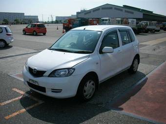 2003 Mazda Demio Pictures