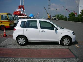 2003 Mazda Demio Pictures
