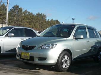 2003 Mazda Demio Photos