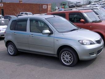 2003 Mazda Demio Photos
