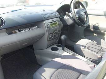 2003 Mazda Demio Photos