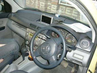 2003 Mazda Demio Photos