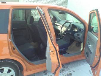 2003 Mazda Demio Photos