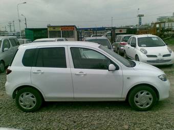 2003 Mazda Demio Photos