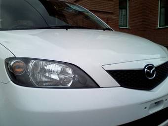 2003 Mazda Demio Photos