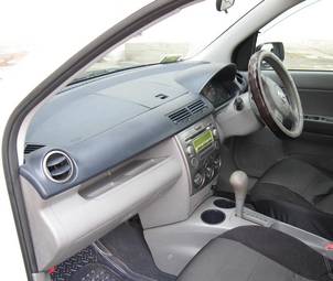 2003 Mazda Demio Photos