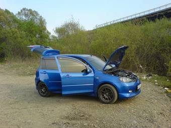 2003 Mazda Demio Photos