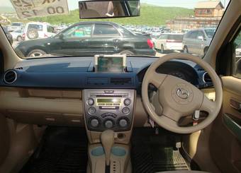 2003 Mazda Demio Photos