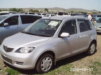 2003 Mazda Demio Photos