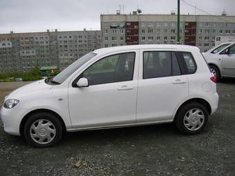 2003 Mazda Demio Images