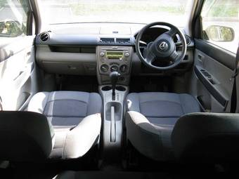 2003 Mazda Demio Pictures