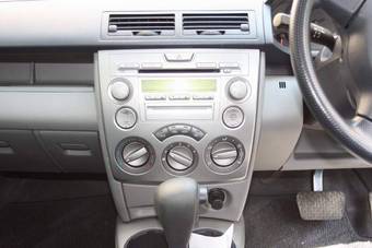 2003 Mazda Demio Pictures