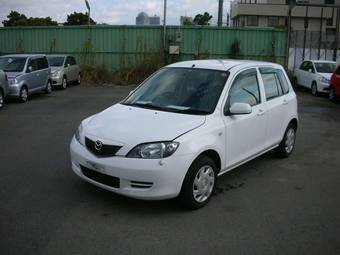 2003 Mazda Demio Photos