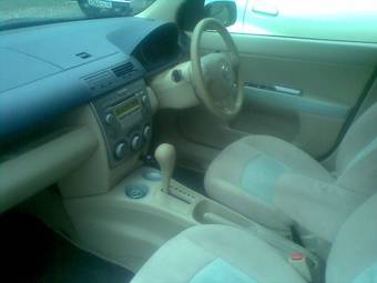 2003 Mazda Demio Photos