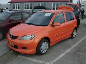 2003 Mazda Demio Photos