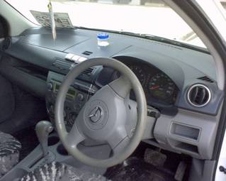 2003 Mazda Demio Pictures