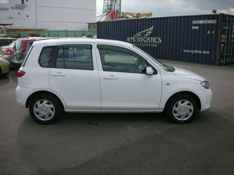 2003 Mazda Demio Images