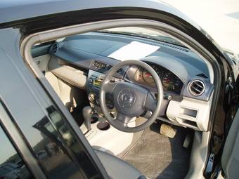 2003 Mazda Demio Photos