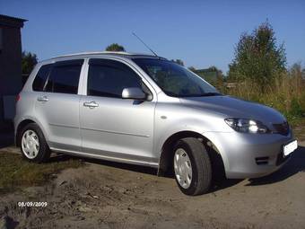 2003 Mazda Demio Photos