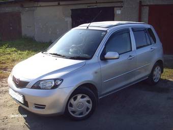 2003 Mazda Demio Photos