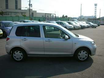 2004 Mazda Demio Pictures