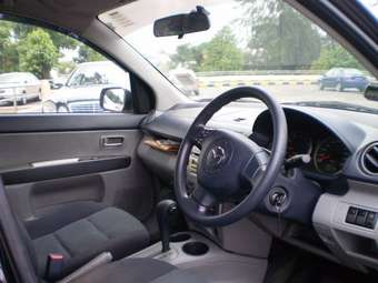 2004 Mazda Demio Photos