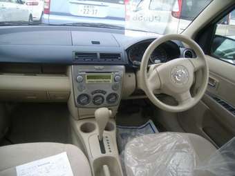 2004 Mazda Demio Pictures
