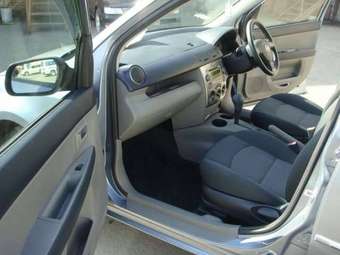 2004 Mazda Demio Photos