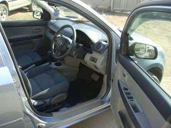 2004 Mazda Demio Pictures