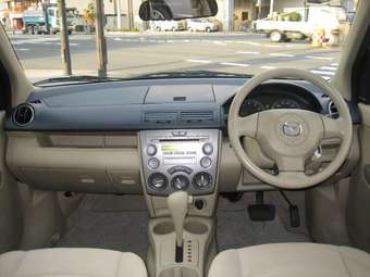 2004 Mazda Demio Pictures