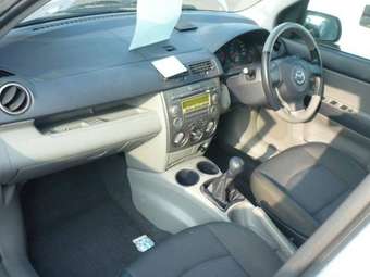 2004 Mazda Demio Images