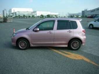 2004 Mazda Demio Pictures