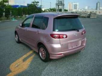 2004 Mazda Demio Pictures