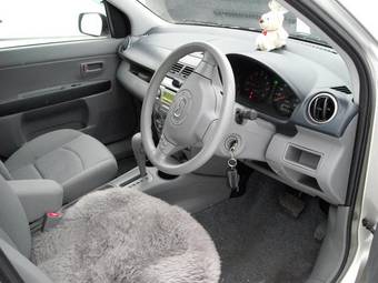 2004 Mazda Demio Images