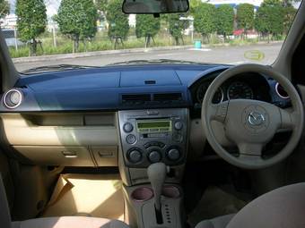 2004 Mazda Demio Pictures