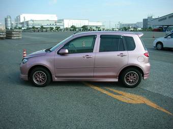 2004 Mazda Demio Photos