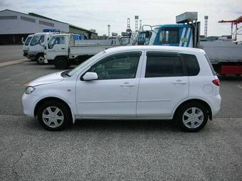 2004 Mazda Demio Photos