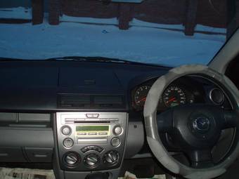 2004 Mazda Demio Pictures