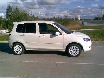 2004 Mazda Demio Photos