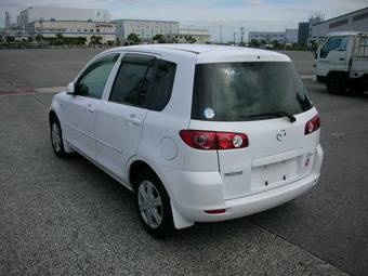 2004 Mazda Demio Photos