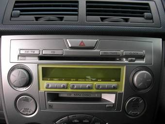 2004 Mazda Demio Images