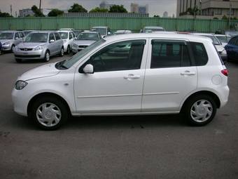 2004 Mazda Demio Pictures