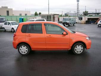 2004 Mazda Demio Images