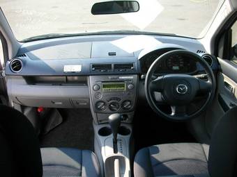 2004 Mazda Demio Pictures