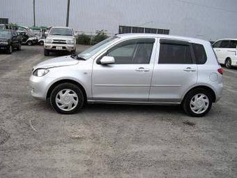 2004 Mazda Demio Photos